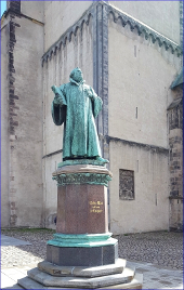 Lutherstatue in Magdeburg in der Nähe des ElbRivera Hotel Magdeburg