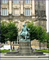 Otto v. Guericke-Statue in der Nähe des ElbRivera Hotel Magdeburg