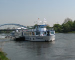 Weiße Flotte in der Nähe des ElbRivera Hotel Magdeburg