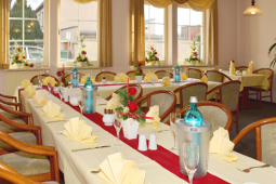 eingedeckte Tafel für Familienfeier