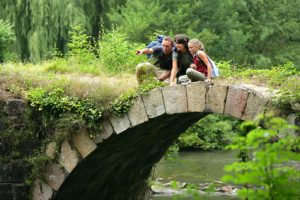 Mit Kindern in der Natur in der Nähe des ElbRivera Hotel Magdeburg