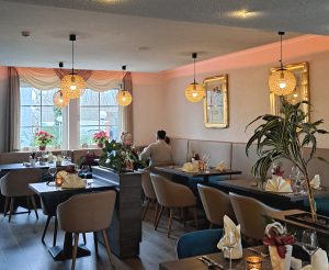 Gäste in gemütlicher Sitzecke