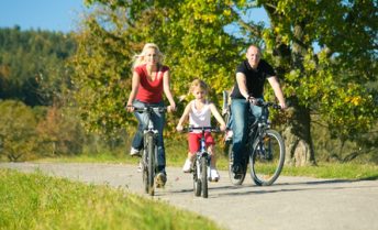 Familienausflug mit Rad in der Nähe des ElbRivera Hotel Magdeburg