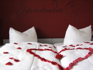 Romantische Bettdekoration im ElbRivera Hotel Magdeburg