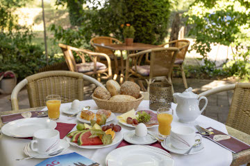 Frühstück im Biergarten im ElbRivera Hotel Magdeburg