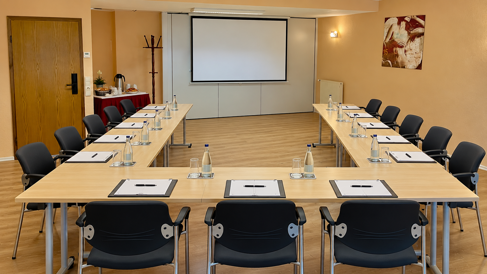 Tagungsraum im Hotel ElbRivera mit U-Form, Beamer und Leinwand