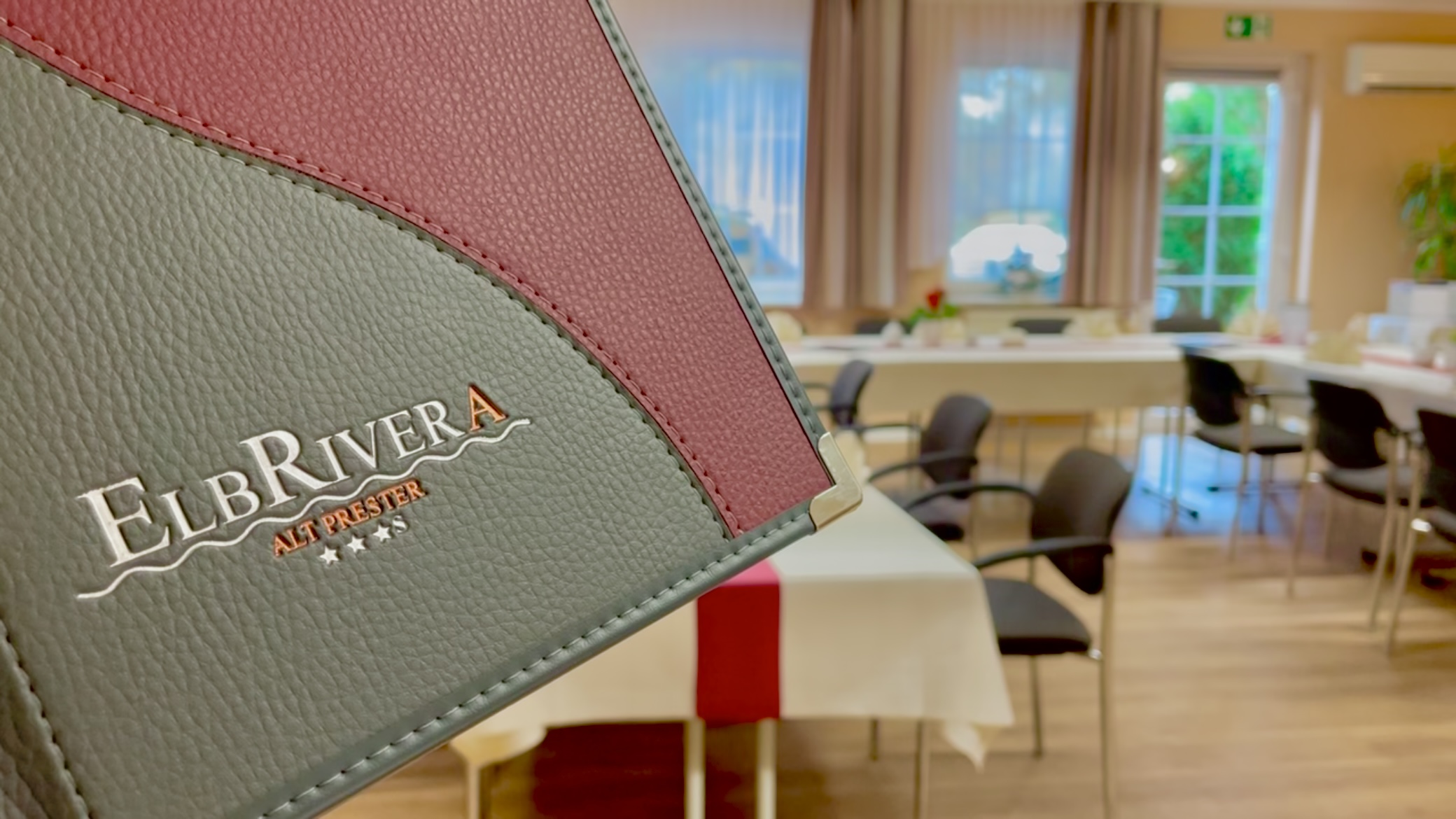 Tagungsmappe des Hotels ElbRivera im vorbereiteten Tagungsraum
