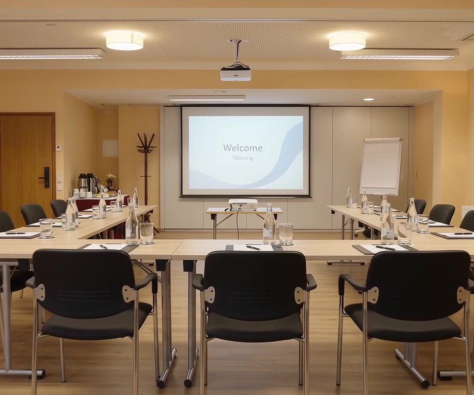 Tagungsraum im Hotel ElbRivera Magdeburg mit Tischen in U-Form, Leinwand und Flipchart